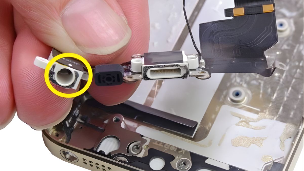 iPhone bị hư jack cắm tai nghe khiến âm thanh không phát ra hoặc bị rè