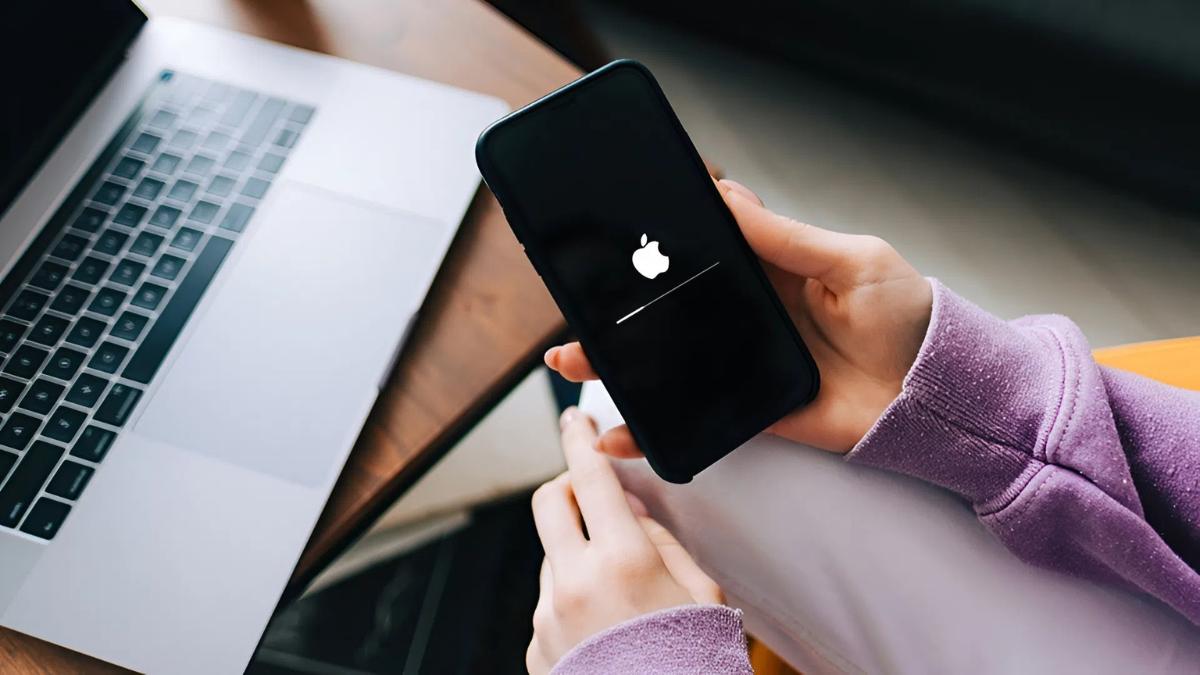 Khởi động lại iPhone