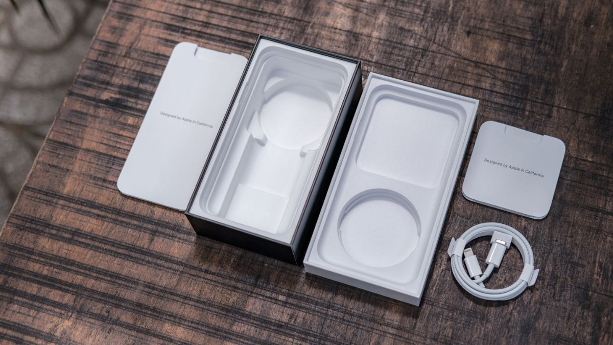 Bảo vệ môi trường là nguyên nhân chính khiến Apple không tiếp tục bán kèm củ sạc hay tai nghe trong hộp đựng iPhone mới