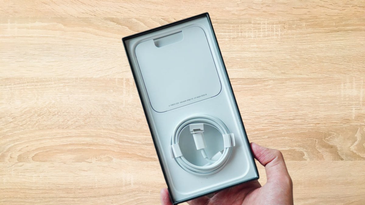 Hộp đựng iPhone mới hiện tại chỉ đi kèm với 1 cáp sạc USB-C dài 1m