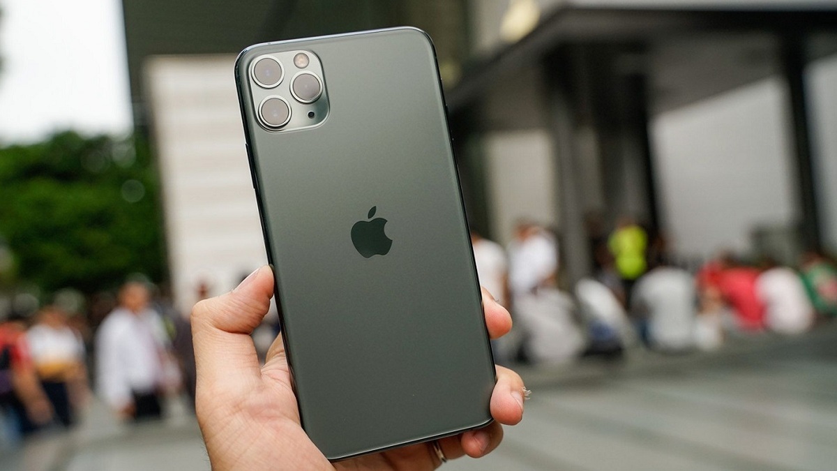 iPhone 11 Pro Max vẫn là mẫu iPhone đáng mua với màn hình hiển thị sắc nét cùng độ sáng ấn tượng