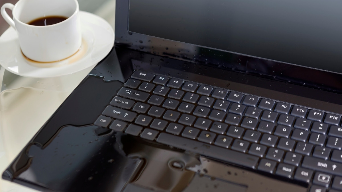 Nước đổ gây kẹt và loạn phím