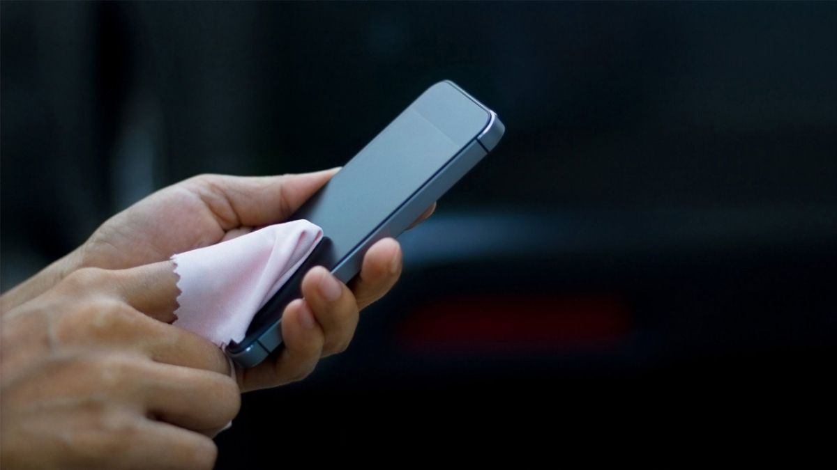 Dùng tấm vải ấn nhẹ, miết vết mực