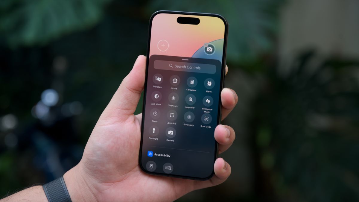 Tránh để máy va đập mạnh để tránh màn hình iPhone bị tối