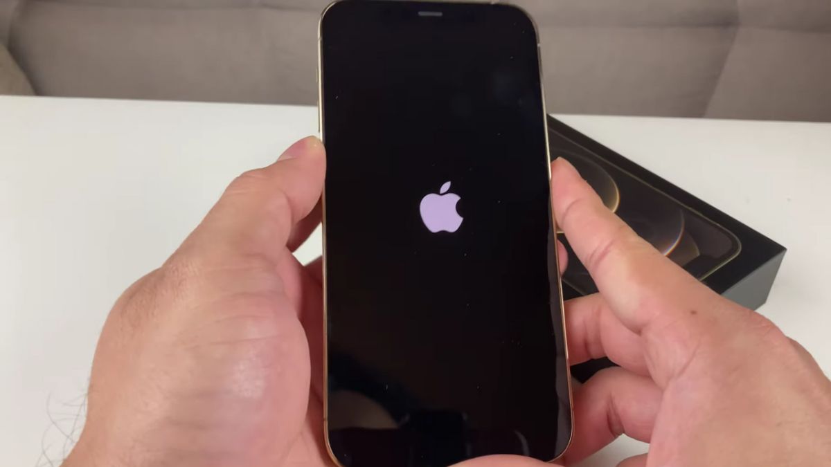 Khởi động lại iPhone