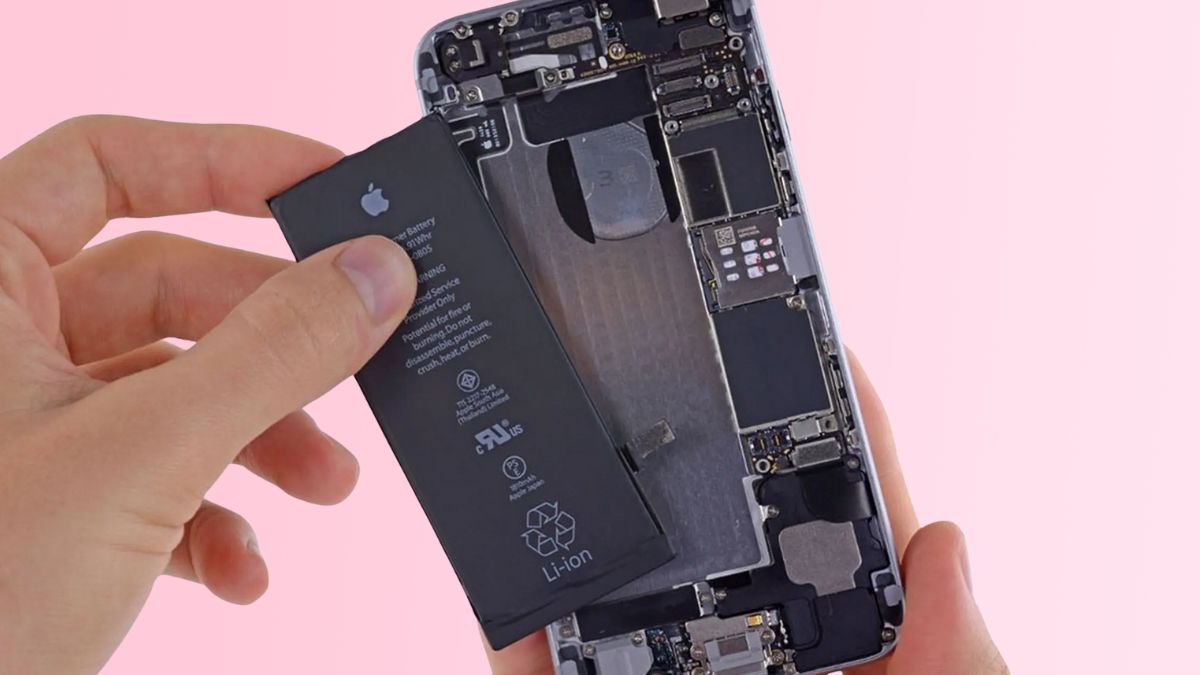 Thay pin mới cho iPhone tránh bị sập nguồn