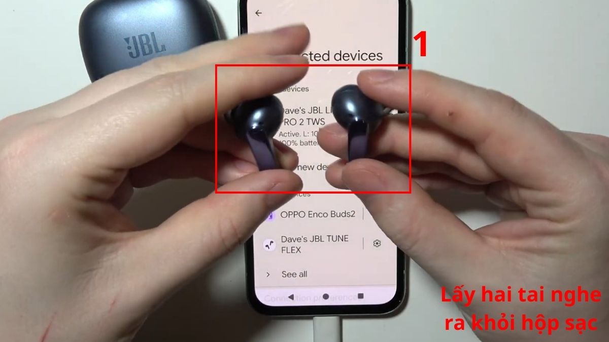 Mở hộp sạc và bỏ tai nghe ra ngoài
