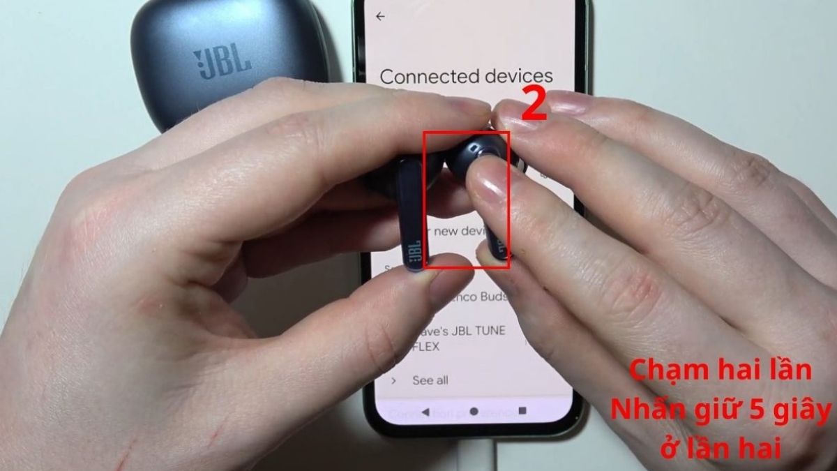 Chạm hai lần vào vùng cảm ứng của một bên tai nghe