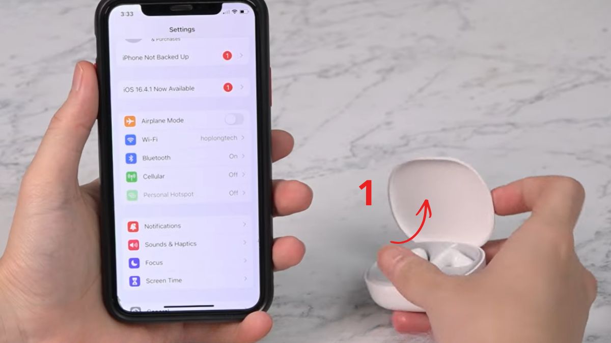 Mở nắp hộp kích hoạt tai nghe