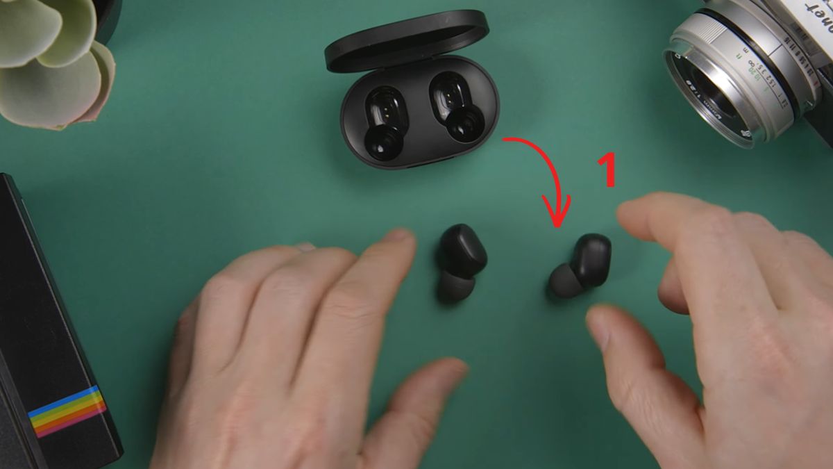 Mở hộp sạc và lấy tai nghe ra ngoài