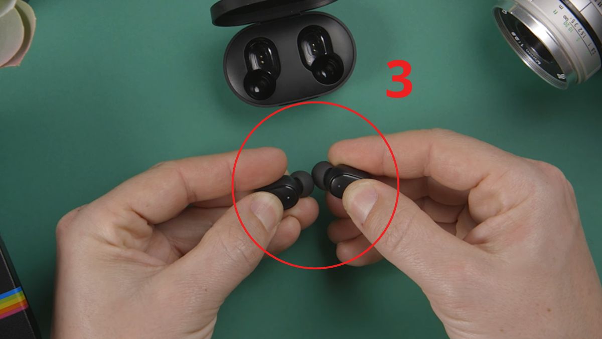 Giữ nút điều khiển khoảng 15 giây cho đến khi đèn trắng chớp sáng 3 lần