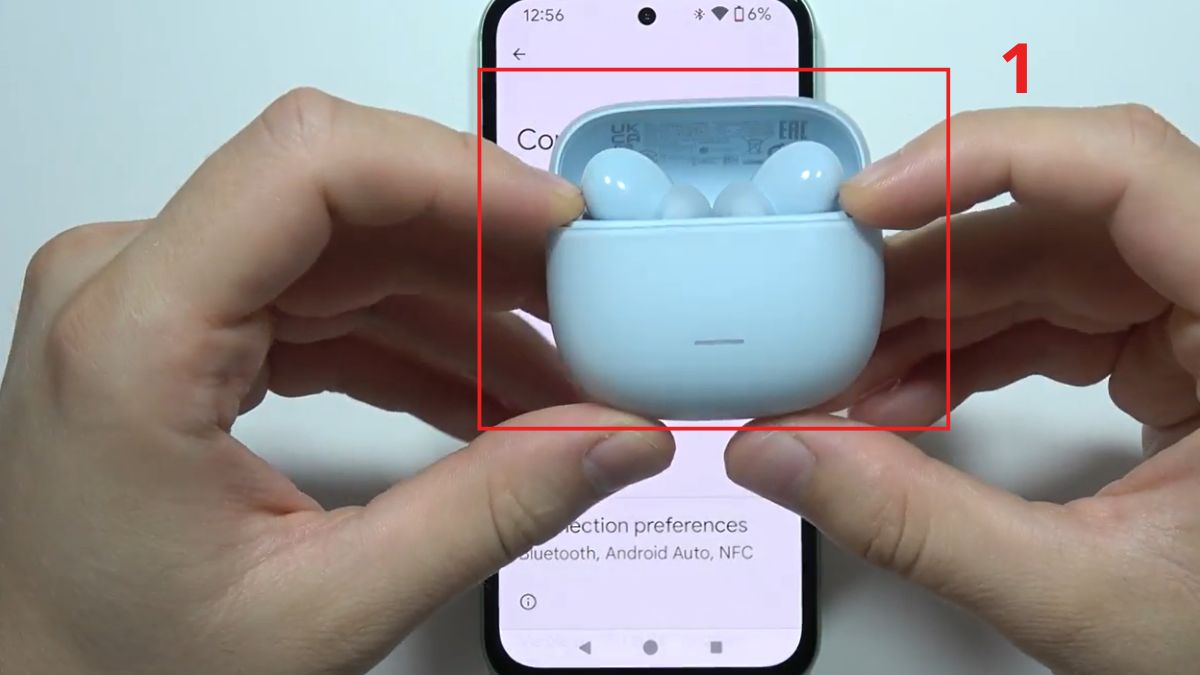 Đặt cả hai tai nghe trong hộp sạc