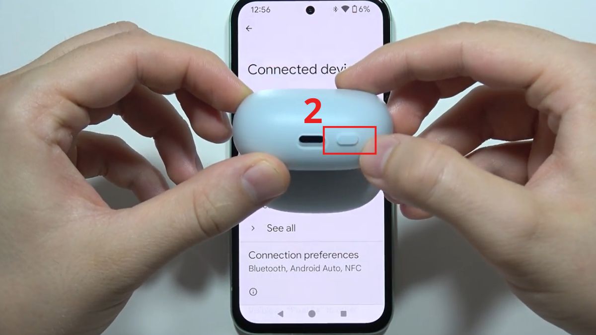 Nhấn và giữ nút Play/Pause vài giây