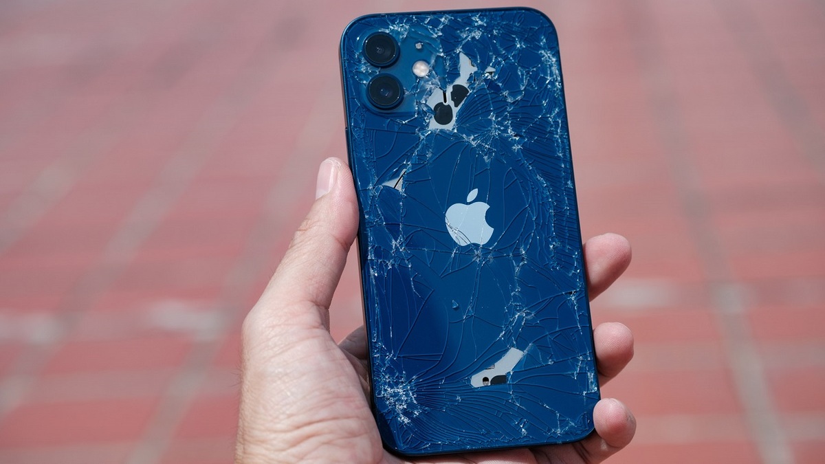 Khi kính lưng iPhone bị vỡ bạn nên thay mới