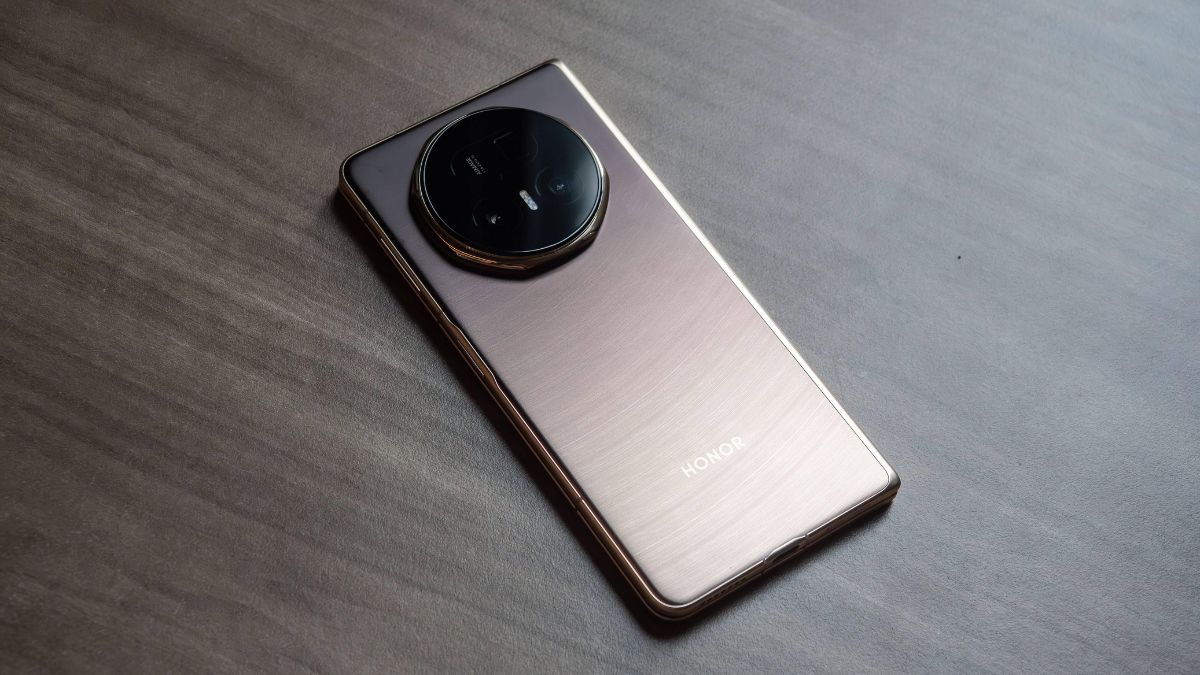 Đánh giá điện thoại Honor có tốt không qua thiết kế mặt lưng sang trọng và tinh tế.