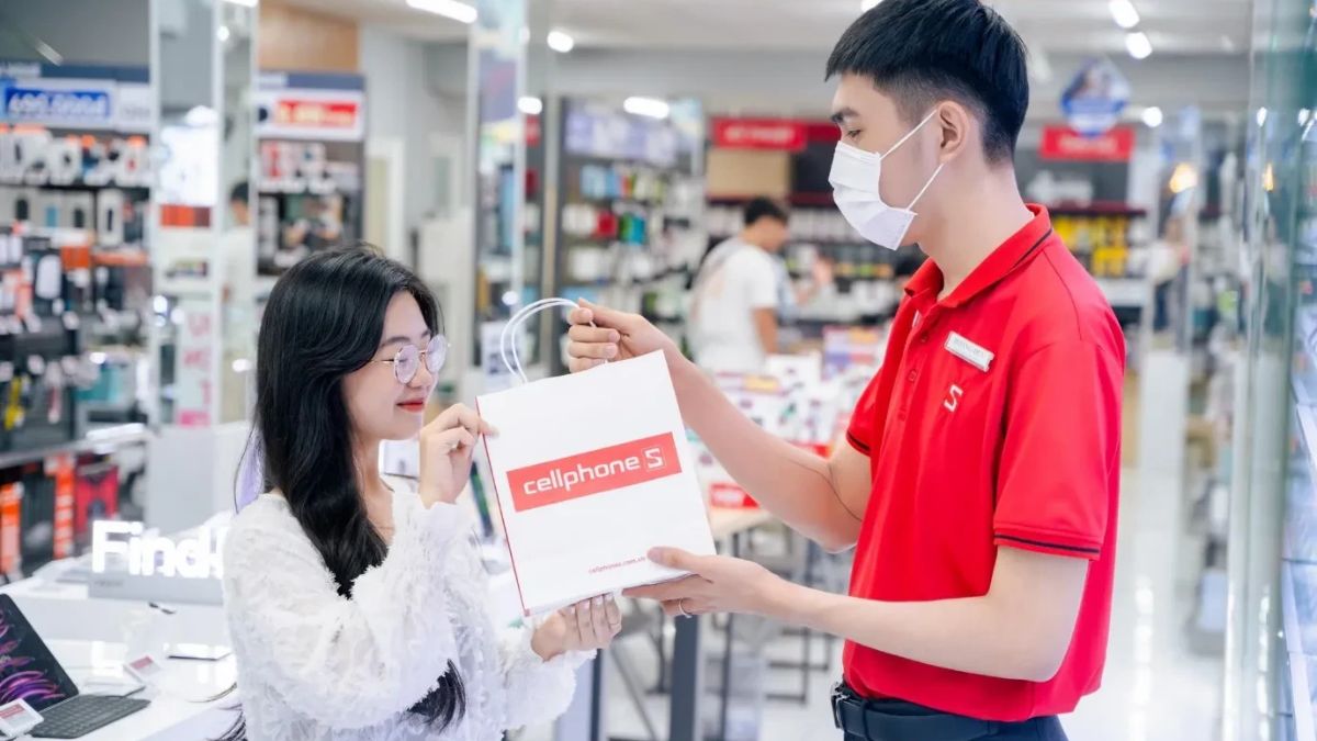 Khách hàng mua sắm tại CellphoneS thắc mắc điện thoại Honor có tốt không và có Google không.