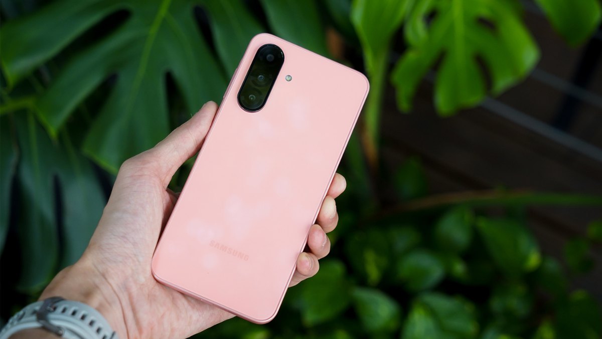 Cầm trên tay điện thoại màu hồng Samsung Galaxy A26 sắc độ dịu nhẹ và màn hình lớn.