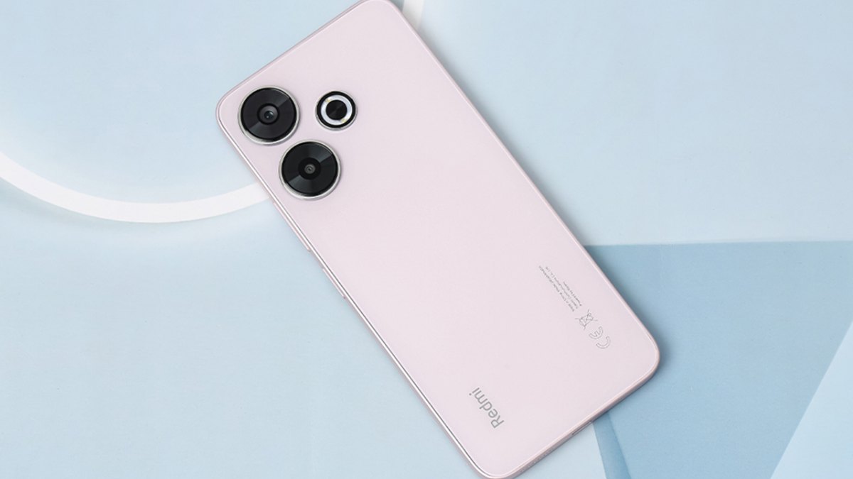 Điện thoại Xiaomi màu hồng Redmi 13 thiết kế mỏng nhẹ và cụm camera hiện đại.