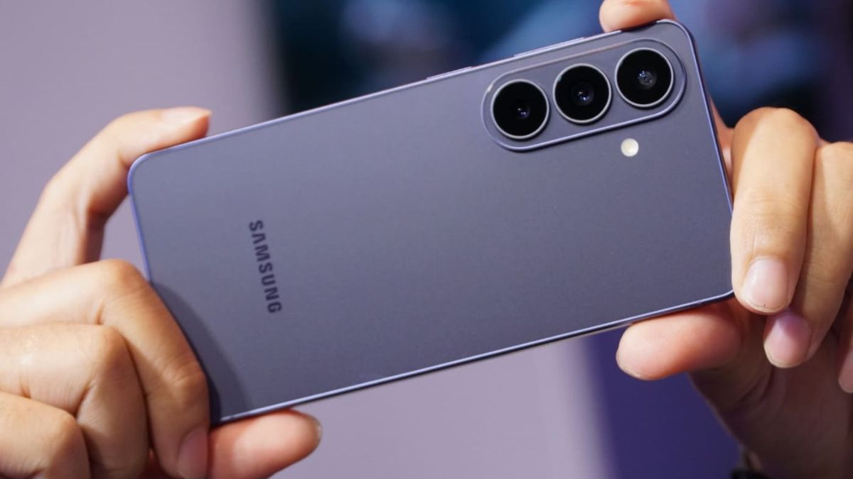 Mặt lưng điện thoại Samsung màu tím Galaxy S26 sở hữu cụm camera 3 ống kính sắc nét.