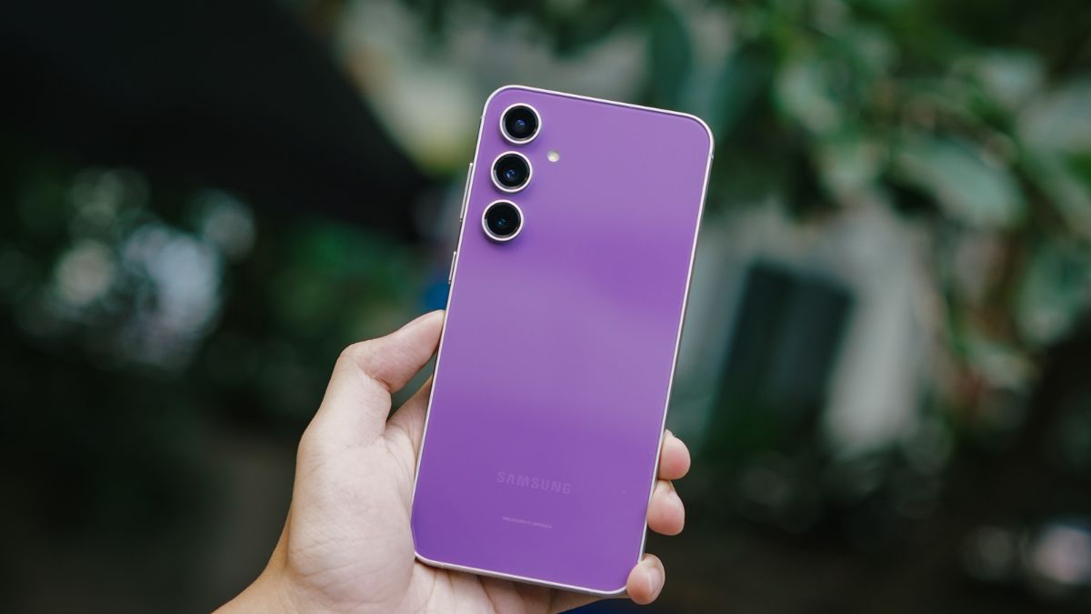 Trên tay điện thoại Samsung màu tím Galaxy S23 FE 5G với sắc tím đậm nổi bật.