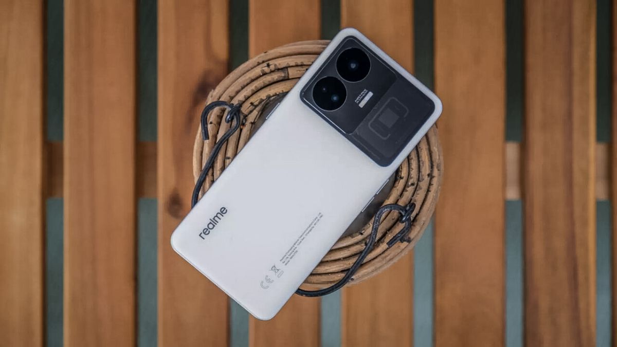 Cận cảnh mặt sau điện thoại màu trắng Realme GT3 với thiết kế hiện đại.