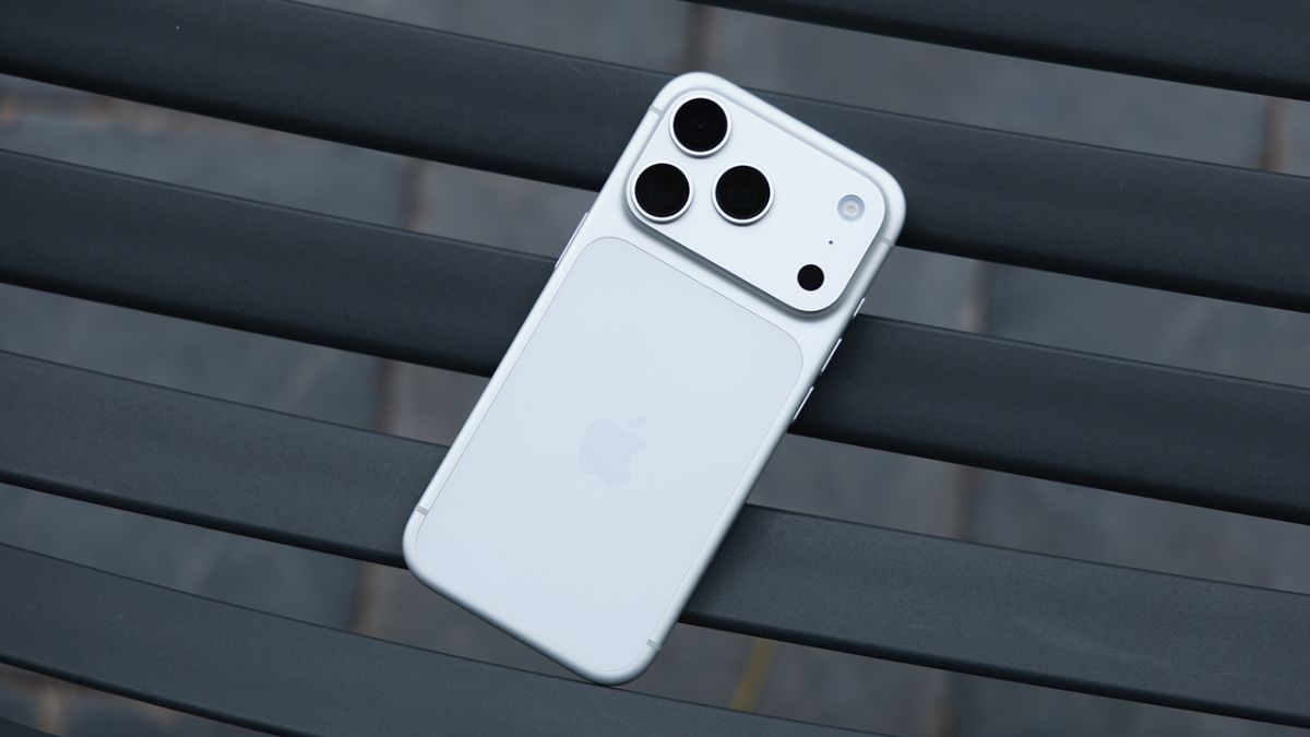 Thiết kế iPhone 17 sang trọng cùng điện thoại màu trắng và hình nền điện thoại màu trắng đẹp.