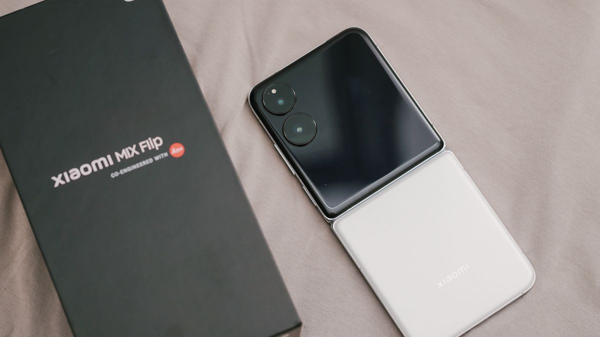 Mẫu điện thoại màu trắng gập Xiaomi Mix Flip tinh tế với thiết kế nhỏ gọn hiện đại.