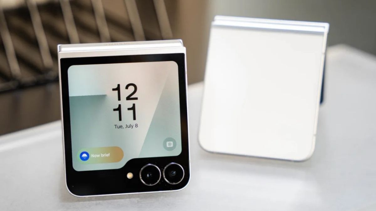 Samsung Galaxy Z Flip7 FE là điện thoại màu trắng gập kèm hình nền điện thoại màu trắng cute.