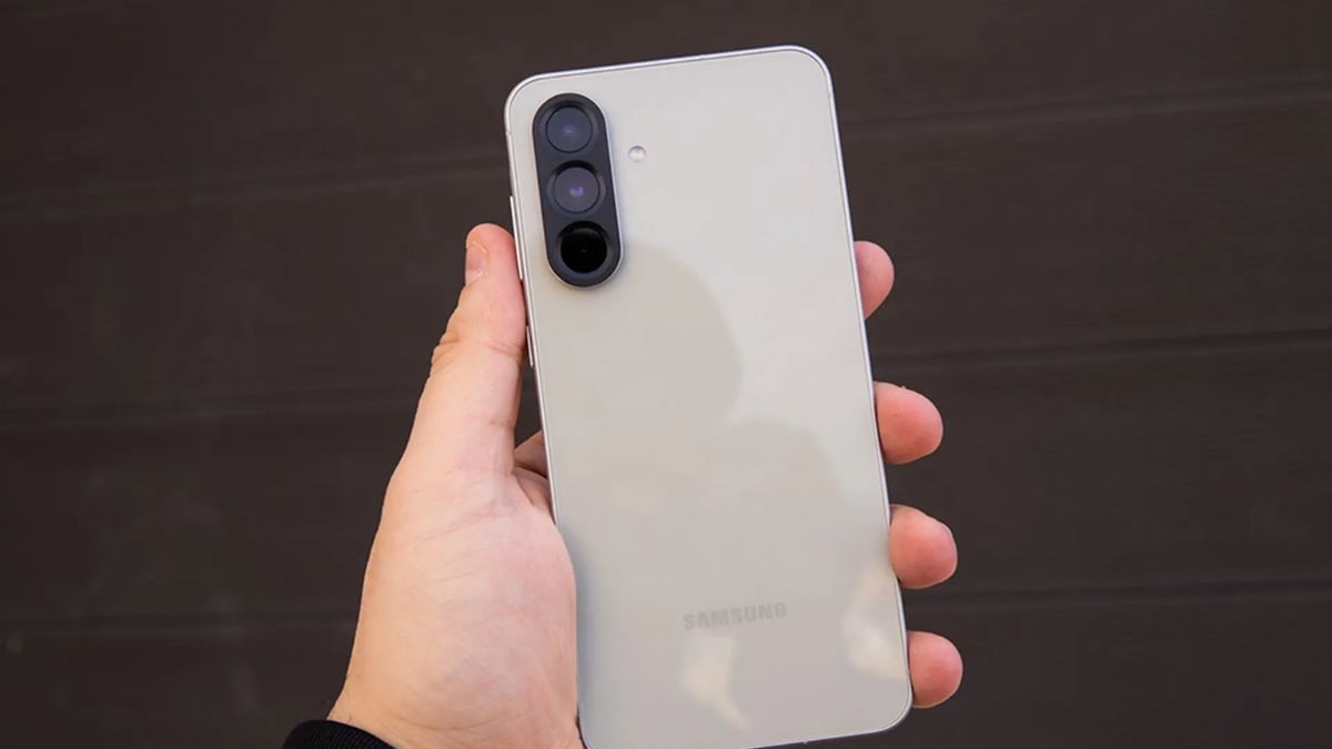 Cận cảnh điện thoại màu trắng dòng điện thoại samsung màu trắng Galaxy A56 tầm trung đẹp mắt.