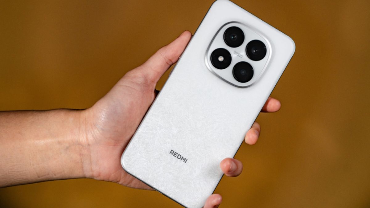 Điện thoại màu trắng Redmi Note 15 Pro với mặt lưng vân đá và cấu hình mạnh mẽ.