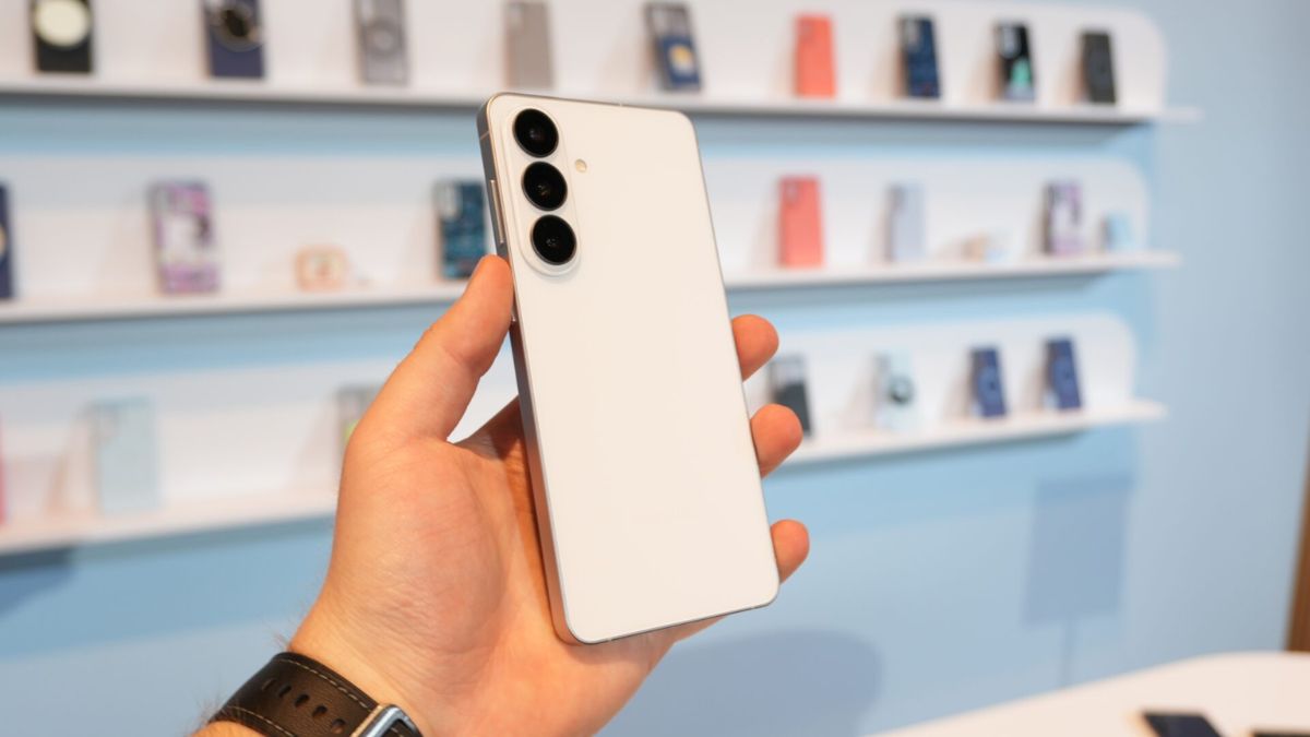 Flagship điện thoại màu trắng Samsung Galaxy S26 với khung kim loại và mặt lưng kính cao cấp.