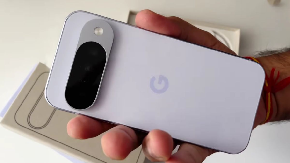 Điện thoại màu trắng Google Pixel 10 tích hợp camera AI và hệ điều hành Android thuần.
