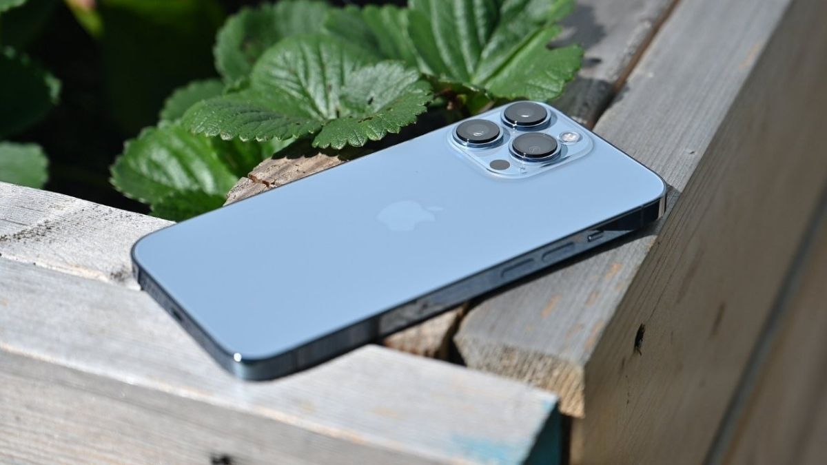 Mặt lưng iPhone 17 Pro Max là chiếc điện thoại màu xanh dương sang trọng với cụm camera 3 mắt.
