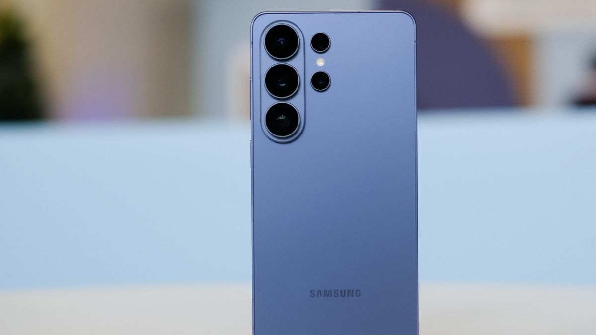 Điện thoại màu xanh dương Samsung Galaxy S26 Ultra thiết kế vuông vức với hệ thống camera hiện đại.