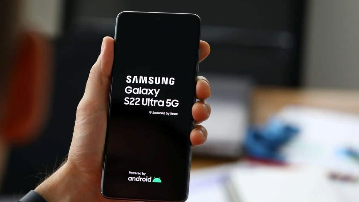 Lỗi treo logo là biểu hiện thường thấy khi điện thoại samsung bật không lên màn hình.