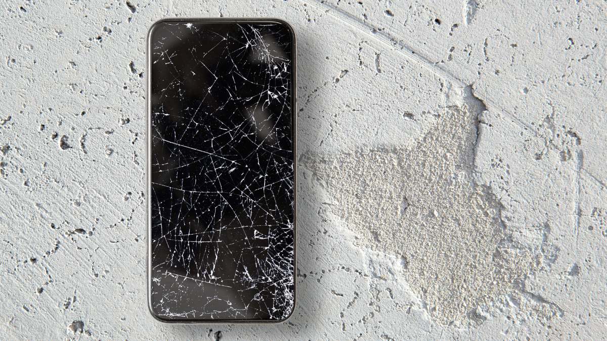 Tác động rơi vỡ gây hỏng main và lỗi điện thoại samsung không lên màn hình.