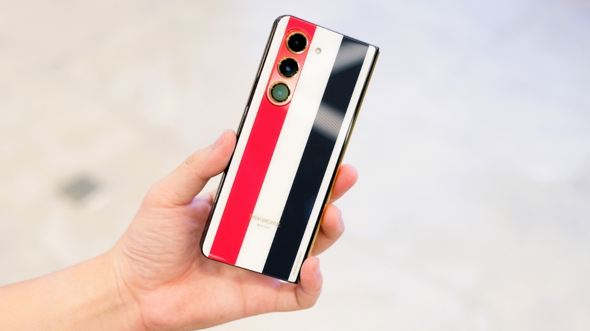 Thiết kế sọc đỏ trắng xanh đặc trưng của điện thoại samsung mắc nhất Z Fold5 Thom Browne