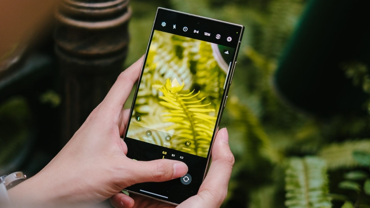 Người dùng đang chụp ảnh cận cảnh bằng điện thoại samsung mắc nhất S25 Plus 5G