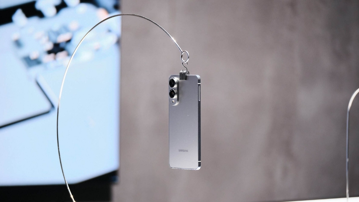 Điện thoại mắc nhất của samsung Galaxy S25 Edge 5G màu bạc siêu mỏng được treo lên