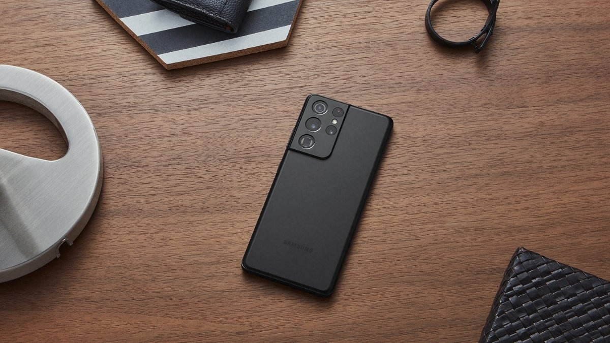 Mặt lưng điện thoại samsung mắc nhất Galaxy S21 Ultra màu đen đặt trên bàn gỗ
