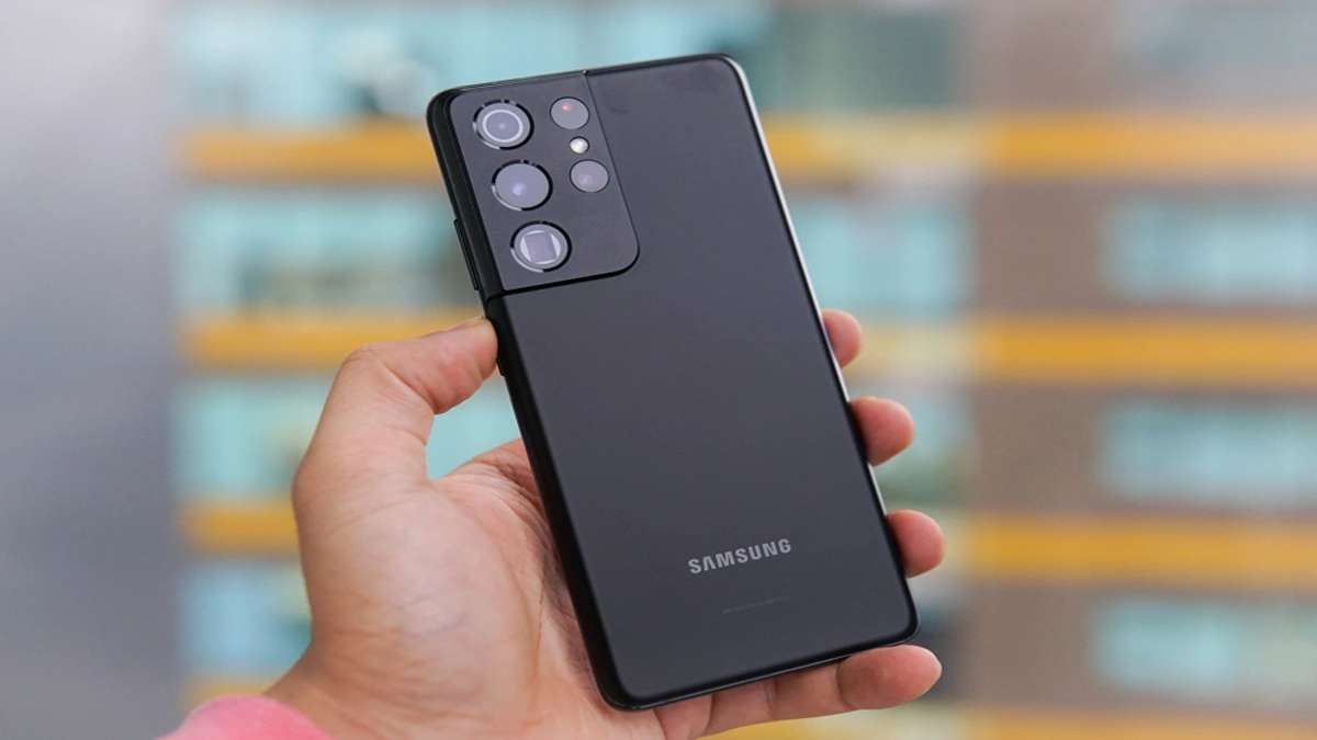 Cận cảnh mặt lưng và cụm camera của điện thoại samsung mắc nhất Galaxy S21 Ultra 5G