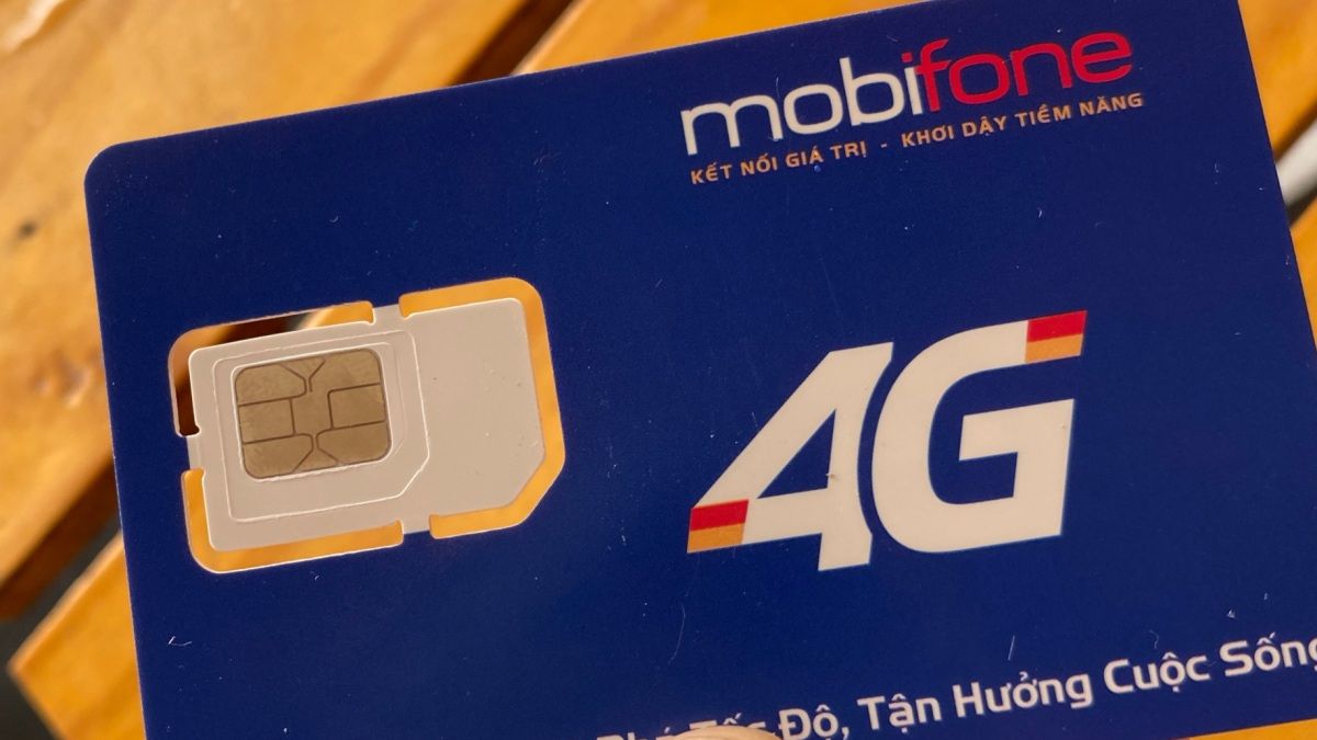 Cầm SIM trên tay để hướng dẫn chọn SIM phong thủy 0708 là mạng gì