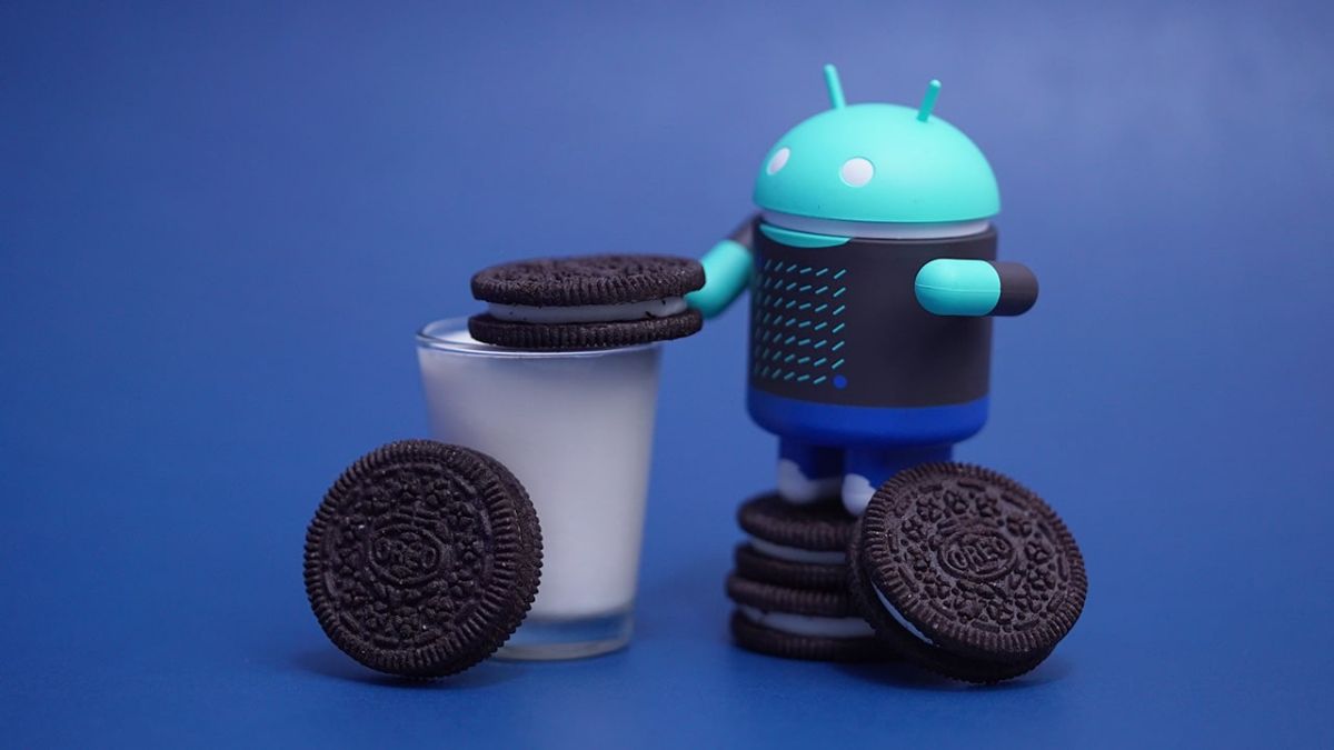 robot android đang cầm bánh quy oreo, đại diện cho hệ điều hành di động android oreo.