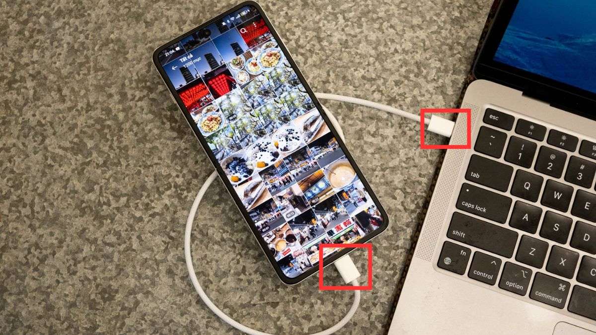 Sử dụng cáp USB để kết nối điện thoại Android với MacBook.