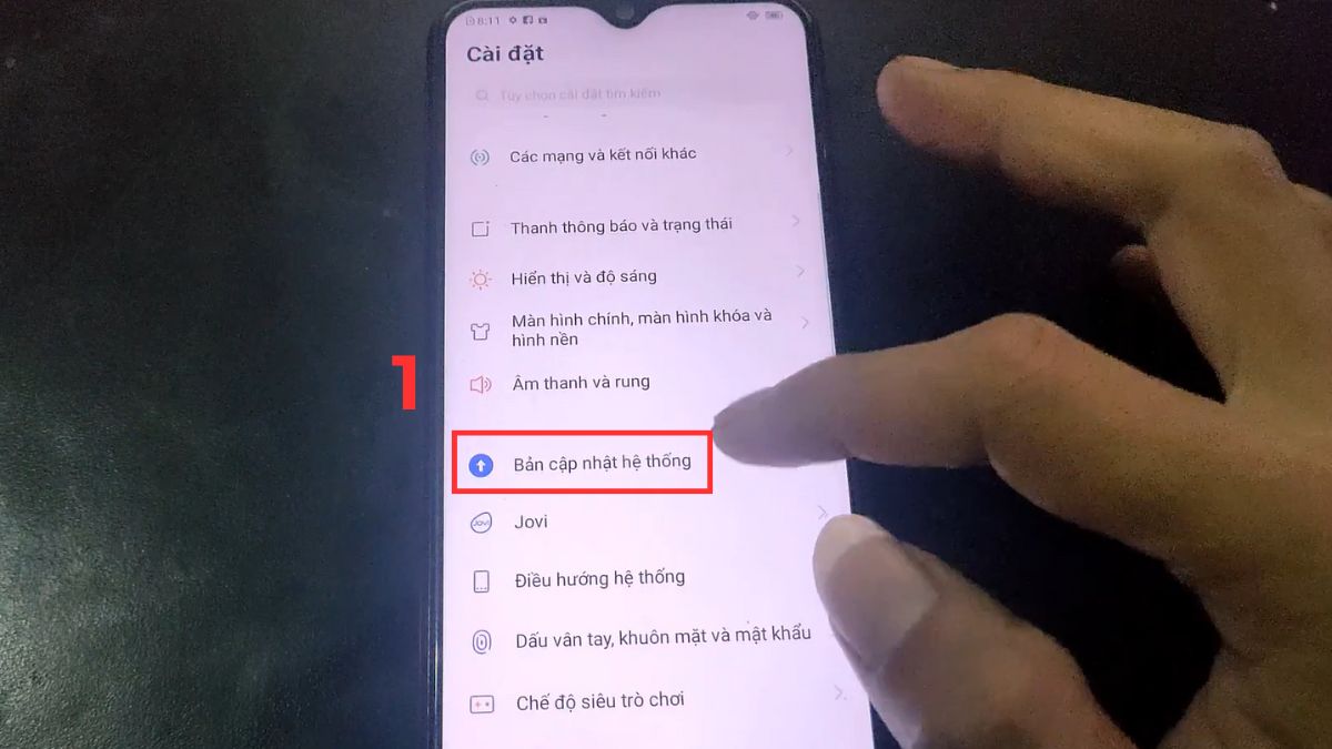 Hướng dẫn cách tắt cập nhật phần mềm trên Android cho điện thoại Vivo, bắt đầu bằng việc chọn Cập nhật hệ thống trong Cài đặt.