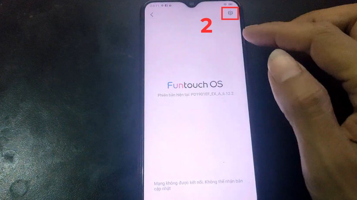 Hình ảnh minh họa cách tắt cập nhật phần mềm trên Android bằng cách nhấn vào biểu tượng bánh răng để vào menu tùy chỉnh.