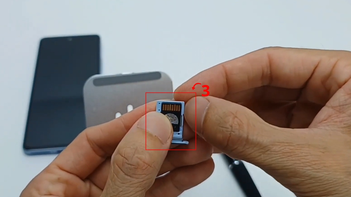 Đặt thẻ nhớ đúng chiều vào khay để sửa lỗi điện thoại không nhận thẻ nhớ.