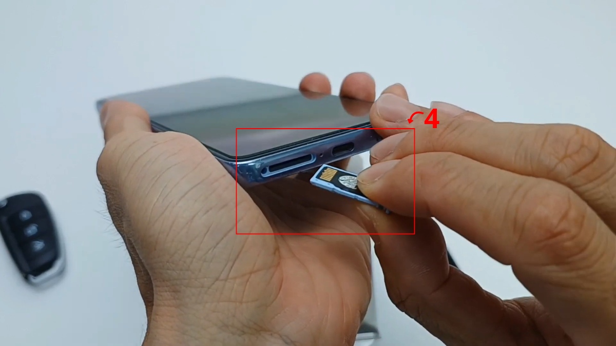 Lắp khay thẻ nhớ vào máy giúp khắc phục lỗi thẻ nhớ không nhận hiệu quả.