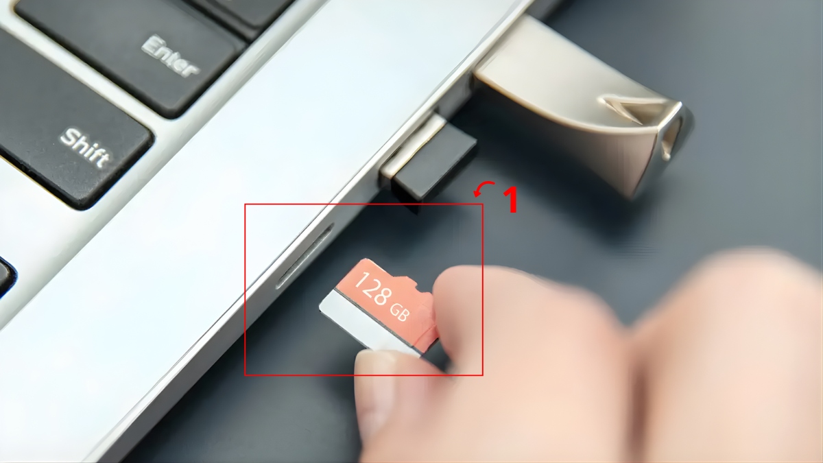 Kết nối microSD với máy tính để sửa lỗi điện thoại không nhận thẻ nhớ.