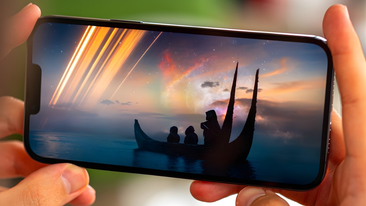 Trải nghiệm xem phim chuyển động mượt bằng tần số quét màn hình iPhone 13 Pro Max.